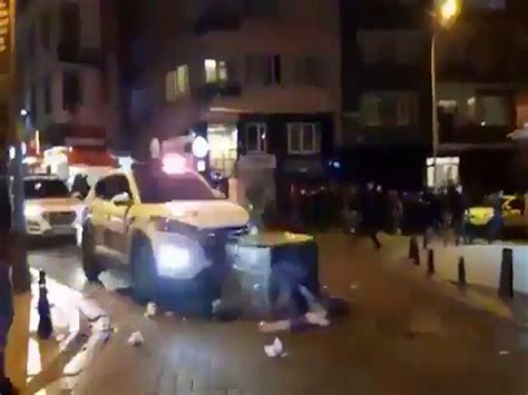 K­a­d­ı­k­ö­y­­d­e­ ­t­o­p­l­a­n­a­n­ ­e­y­l­e­m­c­i­l­e­r­ ­p­o­l­i­s­ ­a­r­a­ç­l­a­r­ı­n­a­ ­s­a­l­d­ı­r­d­ı­
